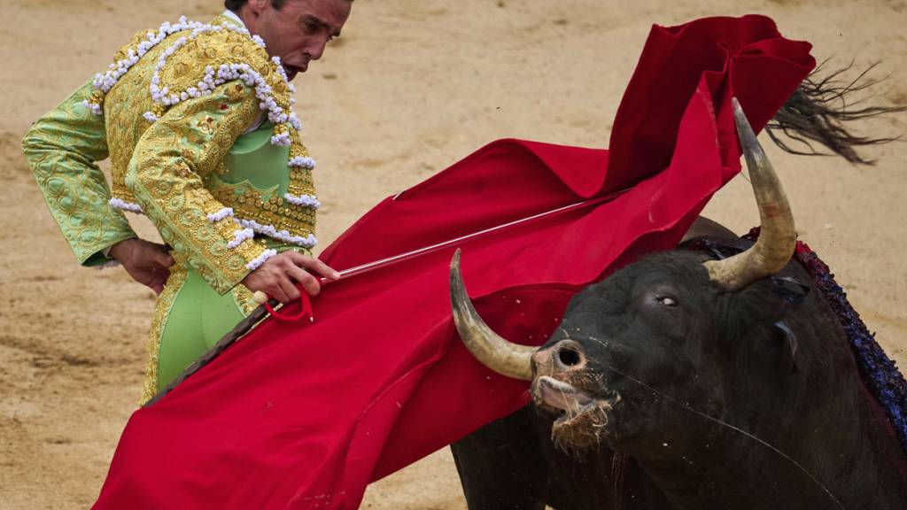 ARCHIV - Der spanische Stierkämpfer Juan Ortega tritt während eines Stierkampfes beim San-Fermin-Festival auf. Foto: Miguel Oses/AP/dpa