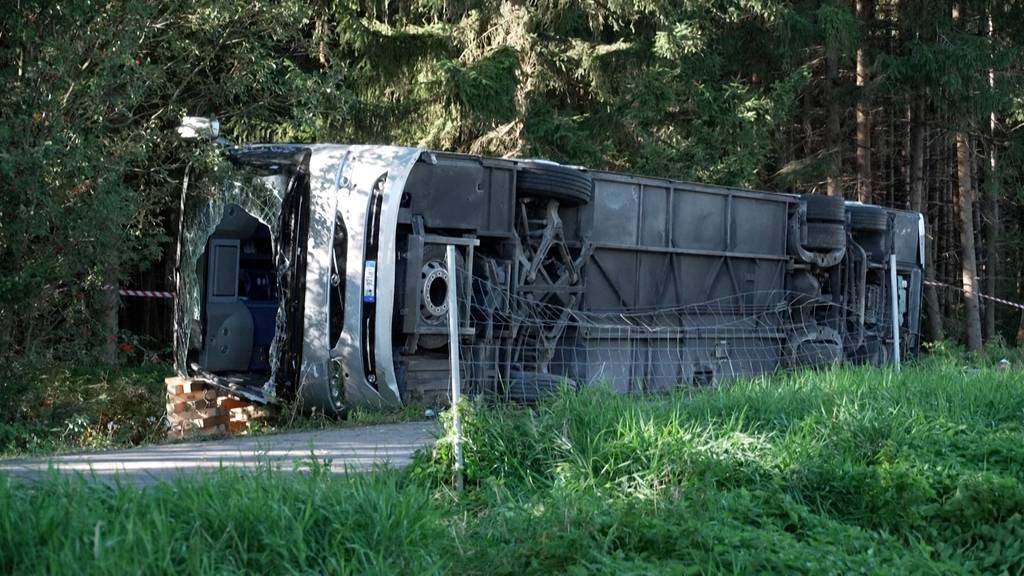 Reisebus umgekippt: Zwei Tote und viele Verletzte bei Unfall in Deutschland