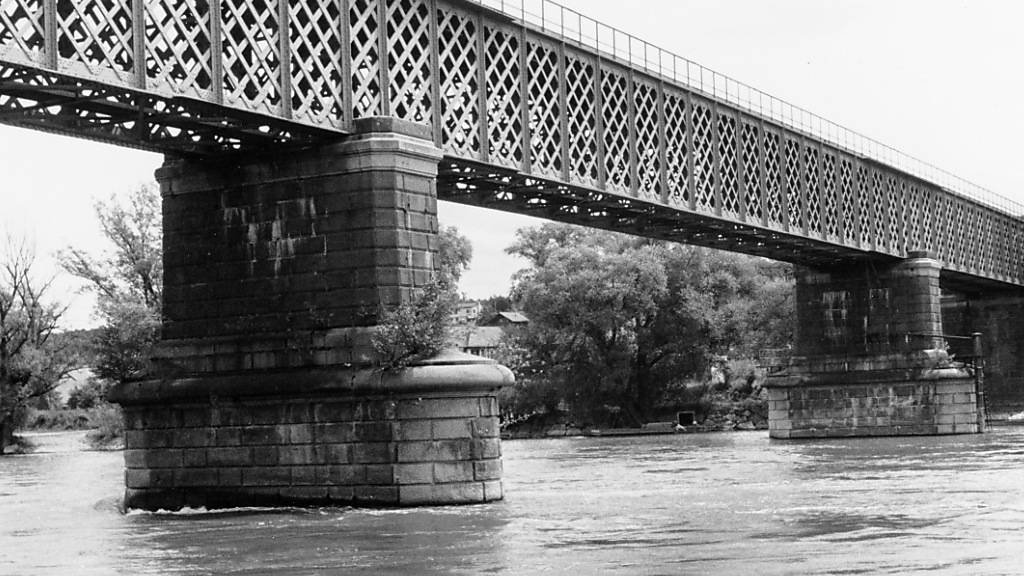 Die 1858 erbaute Rheinbrücke Waldshut–Koblenz in einer Aufnahme von 1991, vor der letzten grösseren Renovation. (Archivbild)