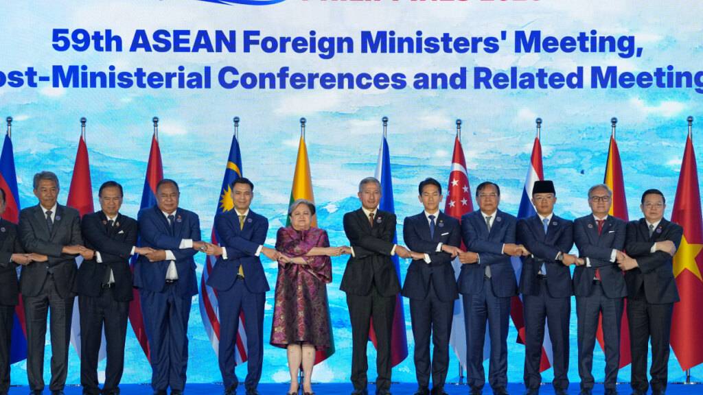 Hau Khan Sum (l-r), Staatssekretär von Myanmar, Mohamad Hasan, Außenminister von Malaysia, Vijavat Isarabhakdi, stellvertretender Außenminister von Thailand, Bendito dos Santos Freitas, Außenminister von Osttimor, Dang Hoang Giang, stellvertretender Außenminister von Vietnam, die philippinische Außenministerin Theresa Lazaro, Singapurs Außenminister Vivian Balakrishnan, Bruneis Außenminister Prinz Abdul Mateen Bolkiah, Kambodschas Außenminister Prak Sokhonn, Indonesiens Außenminister Sugiono, Laos' Außenminister Thongsavanh Phomvihane und der ASEAN-Generalsekretär Kao Kim Hourn halten sich während eines Gruppenfotos bei der Eröffnungszeremonie des ASEAN-Außenministertreffens im Philippine International Convention Center in Pasay City, Philippinen, an den Händen. Foto: Aaron Favila/AP/dpa