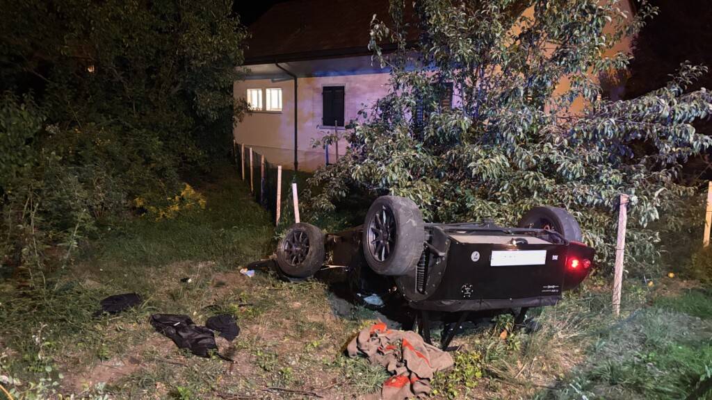 Der Sportwagen landete auf dem Dach, der 18-jährige Lenker wurde dabei verletzt.