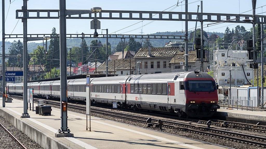 Die SBB untersuchen einen Vorfall am Bahnhof Morges VD, bei dem ein Zug zu spät anhielt und die Fahrgäste zwischen zwei Geleisen aussteigen mussten. (Symbolbild)