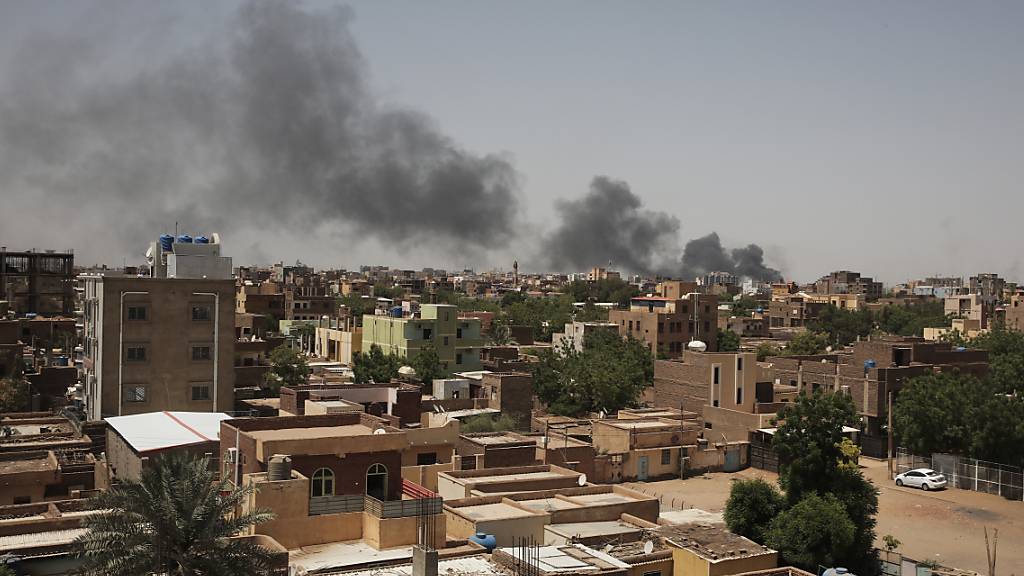 Rauch über der sudanesischen Hauptstadt Khartum am Samstag. Dort wurden Gefechte gemeldet.