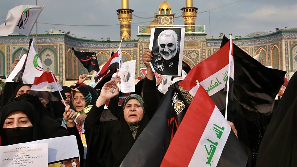 Proteste gegen die Tötung des iranischen Generals Kassem Soleimani durch die USA im Januar in Kerbela. Nach einem blutigen Raketenangriff auf einen US-Stützpunkt im Irak haben die USA mehrere Vergeltungsschläge gegen schiitische Milizen durchgeführt. (Foto: Khalid Mohammed / AP Keystone-SDA)