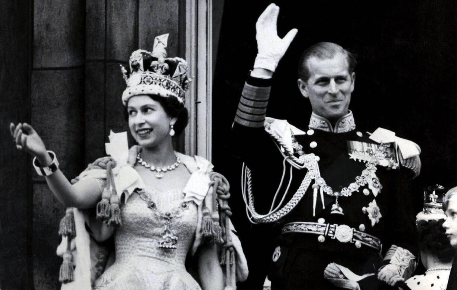 Queen Elizabeth bei ihrer Krönung 1953 mit Ehemann Prinz Philip.