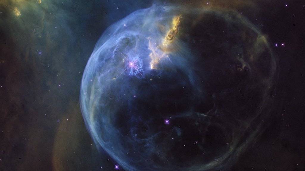 Der Blasennebel besteht aus Gas und Staub, die vom Sonnenwind eines Sterns nach aussen gedrückt werden. Die Aufnahme entstand zum 26. Jubiläum des Hubble-Weltraumteleskops.