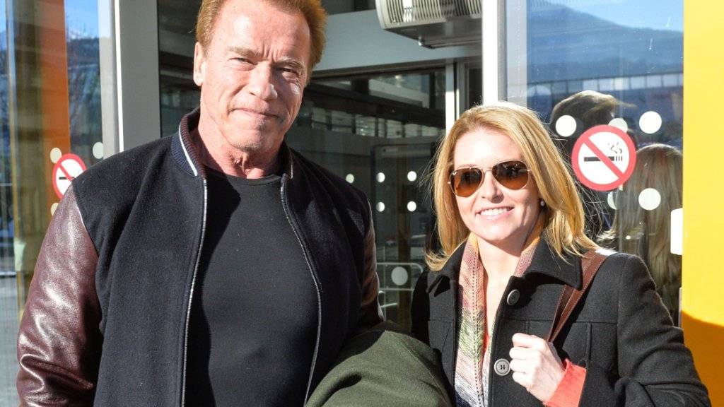 Arnold Schwarzenegger mit Freundin Heather Milligan am Freitag, nach ihrer Ankunft am Flughafen in Innsbruck. Schwarzenegger ist Stammgast beim Hahnenkammrennen in Kitzbühel.