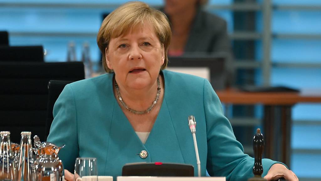 Bundeskanzlerin Angela Merkel bereitet sich darauf vor, die wöchentliche Kabinettssitzung im Kanzleramt zu leiten. Foto: John Macdougall/AFP POOL/dpa