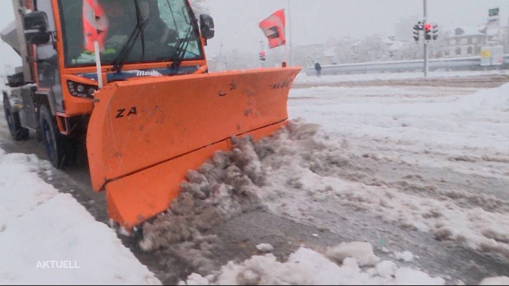 Solothurn im Schnee: Werkhofmitarbeiter haben alle Hände voll zu tun