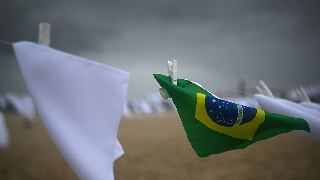 Weiße Taschentücher am Strand Copacabana sollen an die vielen Corona-Toten in Brasilien erinnern. Foto: Andre Borges/dpa