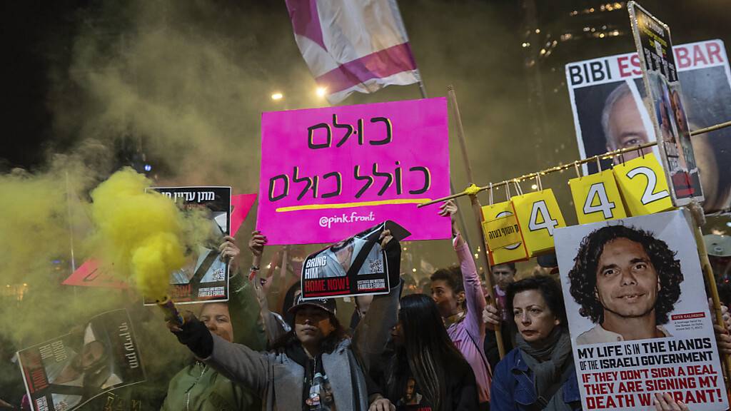 ARCHIV - Israelis fordern die Freilassung von Geiseln. Foto: Ohad Zwigenberg/AP/dpa