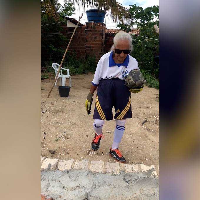Sie dribbelt wie Messi: 91-jährige Oma ist fit wie ein Turnschuh