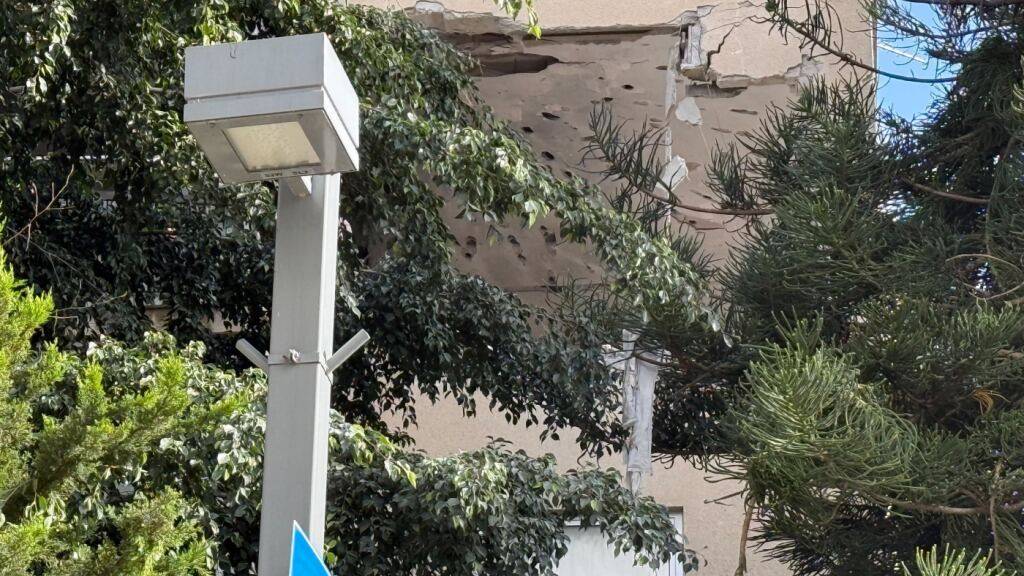 Eine Wohnung im dritten Stock eines Wohnhauses wurde durch einen Raketeneinschlag beschädigt. Foto: Sara Lemel/dpa