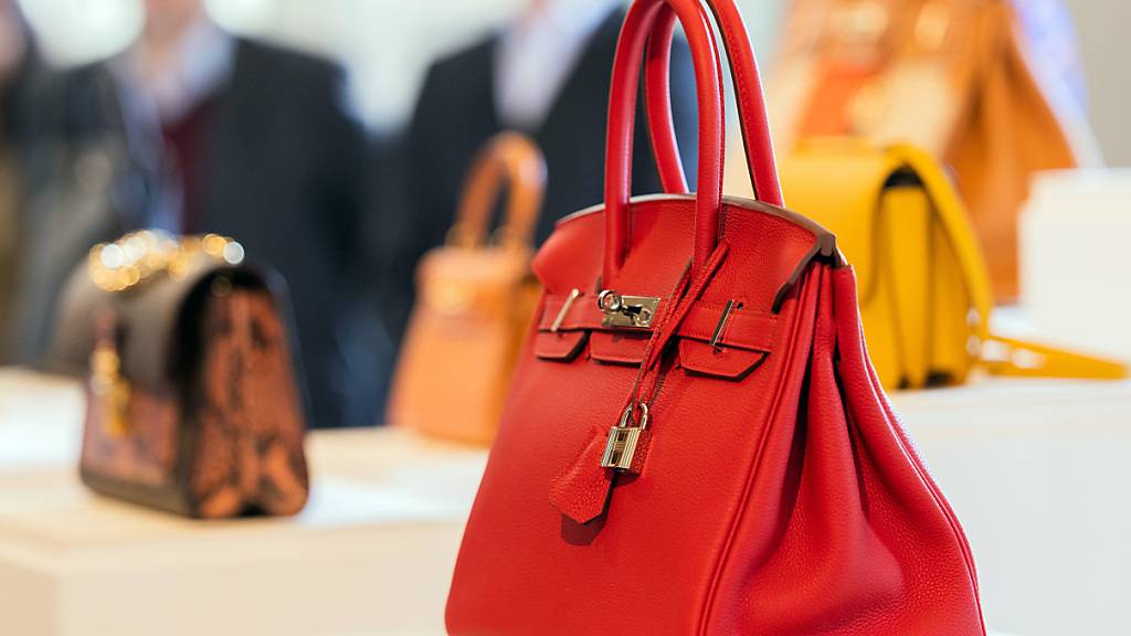 Die Birkin-Bag, eines der Aushängeschilder der Luxusmarke Hermès, erfreut sich grosser Nachfrage - auch in wirtschaftlich schwierigen Zeiten. Eine solche Tasche kostet neu mehrere Tausend Franken.