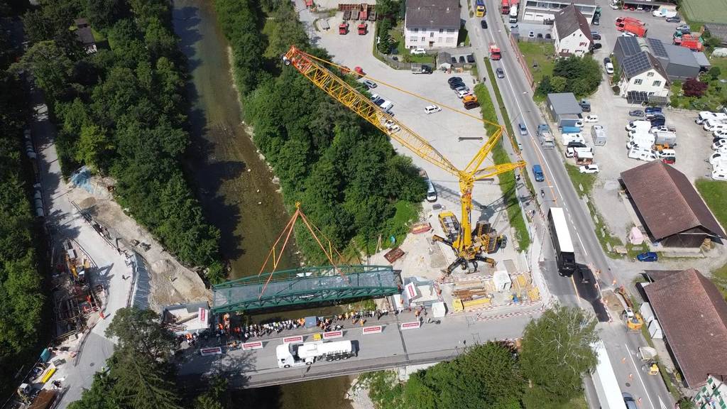 42 Tonnen schwere Stahlbrücke wird in Winterthur eingehoben