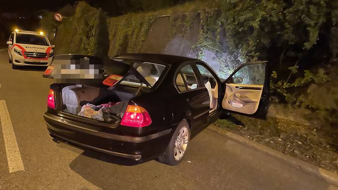 Alkoholisierter 21-Jähriger donnert mit  Auto in Mauer