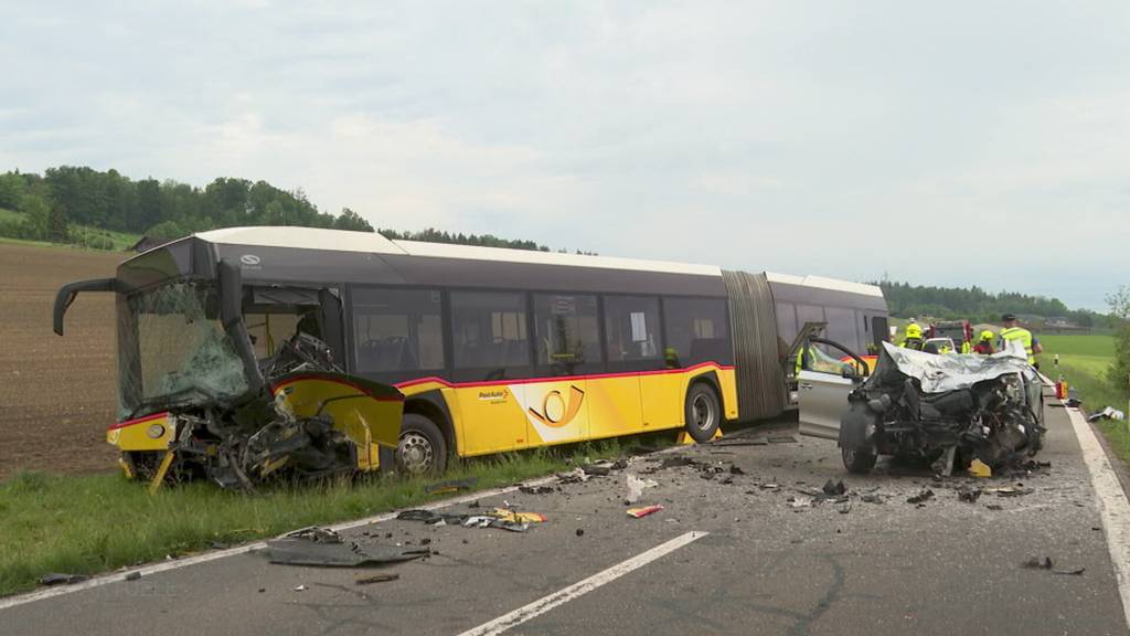 Rottenschwil: Unfall zwischen Auto und Postauto fordert 9 teils Schwerverletzte