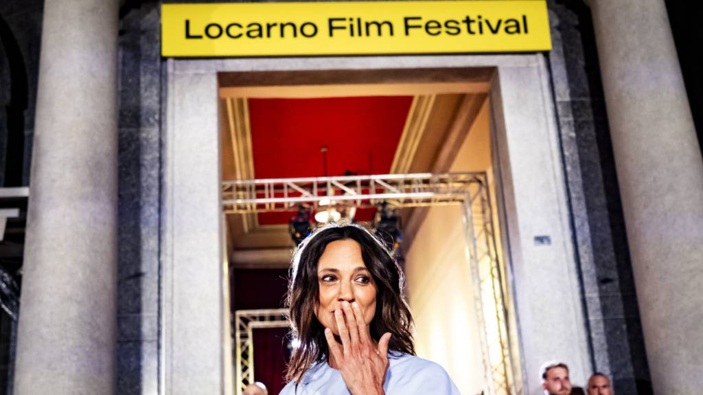 Asia Argento trat am Donnerstagabend auf die Piazza Grande in Locarno, um ihre Auszeichnung entgegenzunehmen. Am Freitag sagte sie, der Preis komme nach einer Zeit, in der sie sich wie in einer Schwebe gefühlt habe. Umso gerührter war sie bei der Ehrung.