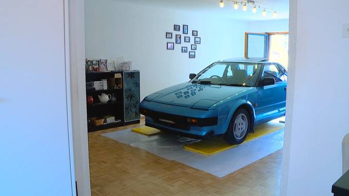 Kurioses Hochzeitsgeschenk: Oldtimer im Wohnzimmer