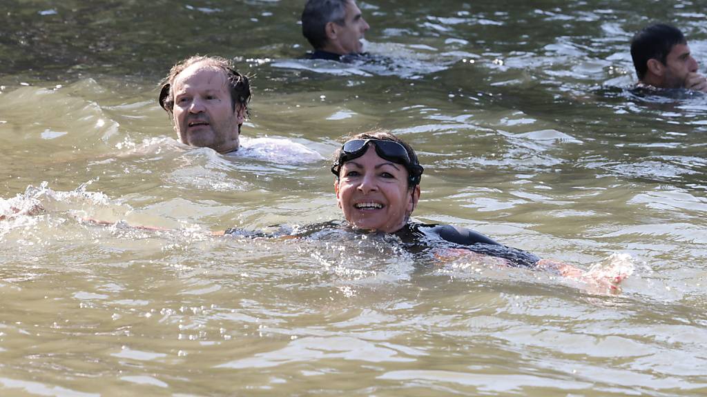 1,4 Milliarden Euro wurden im Grossraum Paris in den vergangenen Jahren zur Verbesserung der Wasserqualität investiert. Im Bild: Die Bürgermeisterin von Paris, Anne Hidalgo, beim Schwimmen in der Seine.