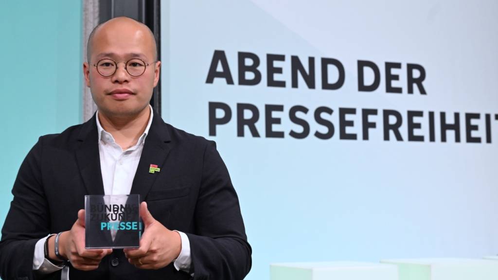 dpatopbilder - Sebastian Lai, Sohn des inhaftierten Hongkonger Verlegers Jimmy Lai, bekommt in der Bayerischen Landesvertretung den Pressefreiheitspreis 2026, den er stellvertretend für seinen Vater entgegennimmt. Foto: Soeren Stache/dpa
