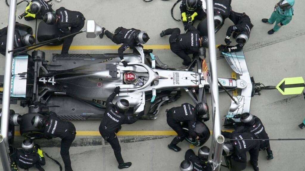 Rekord-Weltmeister Lewis Hamilton wird wie 2019 auch in diesem Jahr wieder einem silbernen Mercedes-Auto unterwegs sein