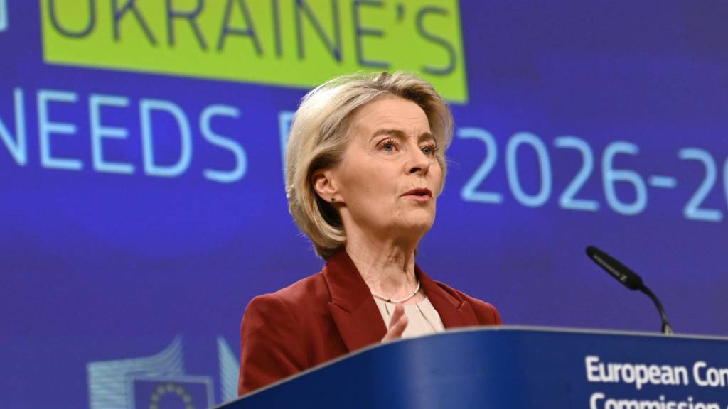Die Präsidentin der Europäischen Kommission, Ursula von der Leyen, spricht während einer Pressekonferenz über den Finanzierungsbedarf der Ukraine für die Jahre 2026-2027 im EU-Hauptquartier. Foto: Harry Nakos/AP/dpa