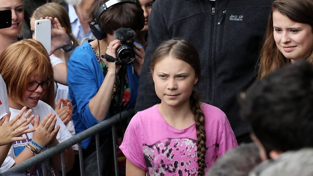 Die schwedische Umweltaktivistin Greta Thunberg (Bildmitte) hat im nordfranzösischen Caen am Sonntag den «Prix Liberté» entgegengenommen. Das Preisgeld von 25'00 Euro will die junge Schwedin laut Medienberichten vier Umweltorganisationen zukommen lassen. (Archivbild)