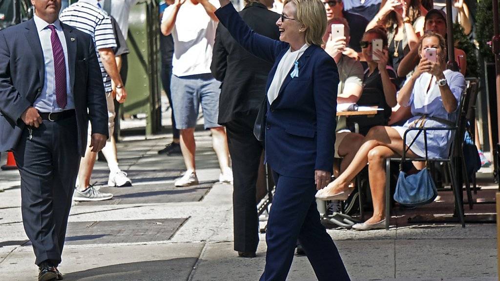 Hillary Clinton verlässt die Wohnung ihrer Tochter in New York. Zuvor hatte sie sich unwohl gefühlt und die 9/11-Gedenkveranstaltung verlassen.