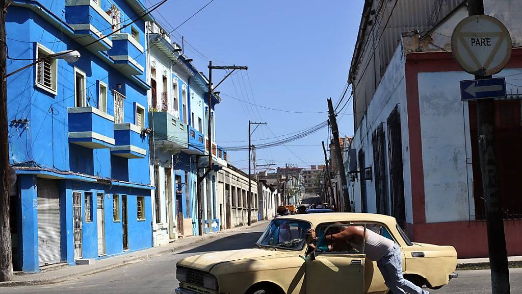 ARCHIV - Ein Mann schiebt sein kaputtes Auto durch eine Straße in der kubanischen Hauptstadt Havanna. Foto: Ernesto Salazar/Zuma Press/dpa