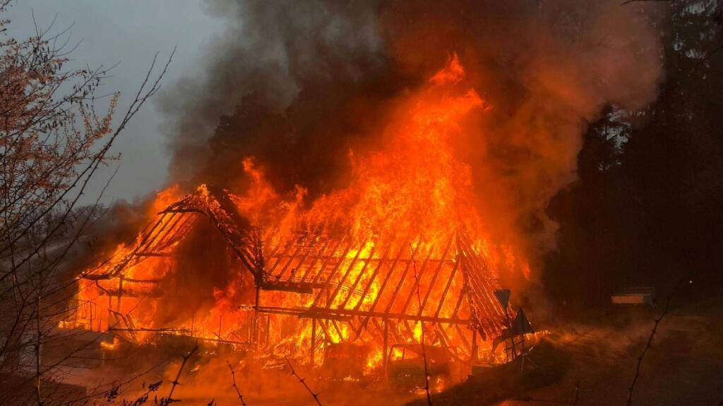 Ein Raub der Flammen: Ein als Wohnhauses genutztes ehemaliges Bauernhaus brannte bis auf die Grundmauern ab. Es gab keine Verletzten.