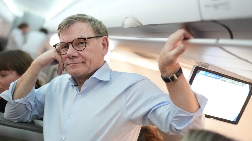 Deutschlands Außenminister Johann Wadephul (CDU) während eines Hintergrundgesprächs mit mitreisenden Medienvertreterinnen und Medienvertretern auf einem Rückflug nach Berlin. Foto: Marcus Brandt/dpa