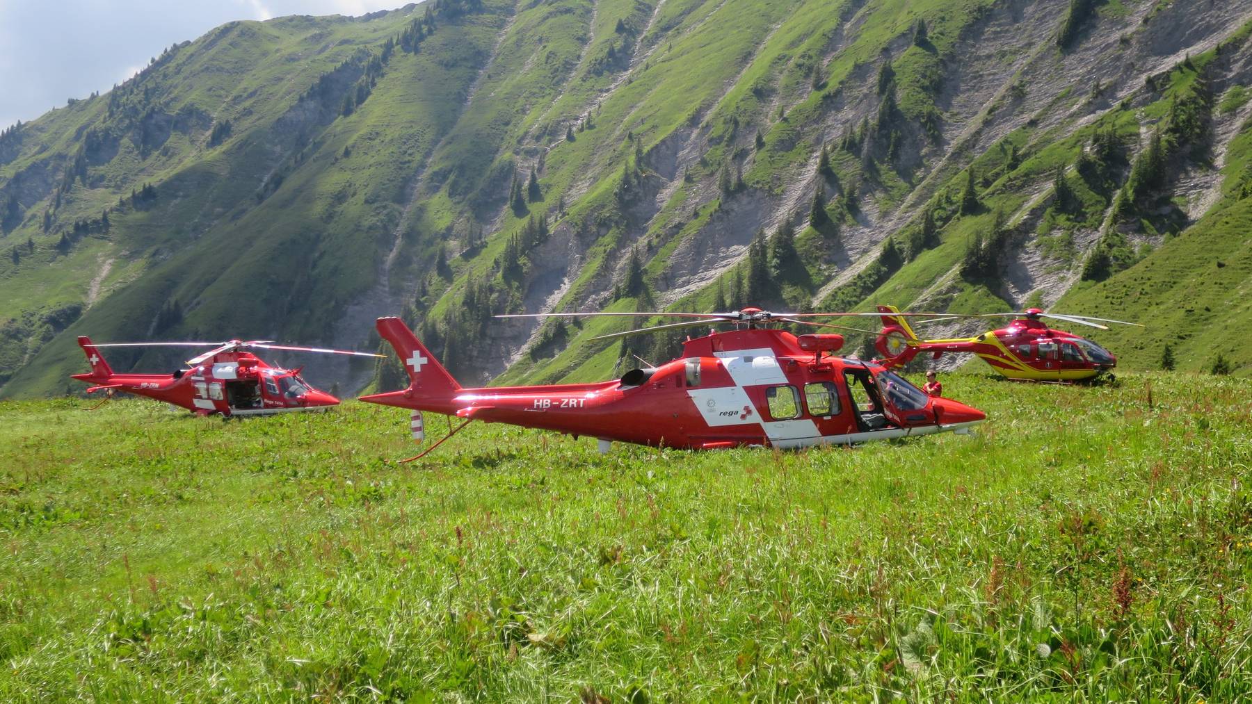 Drei Rettungshelikopter im Einsatz nach dem Seilbahnunglück am Niesen.