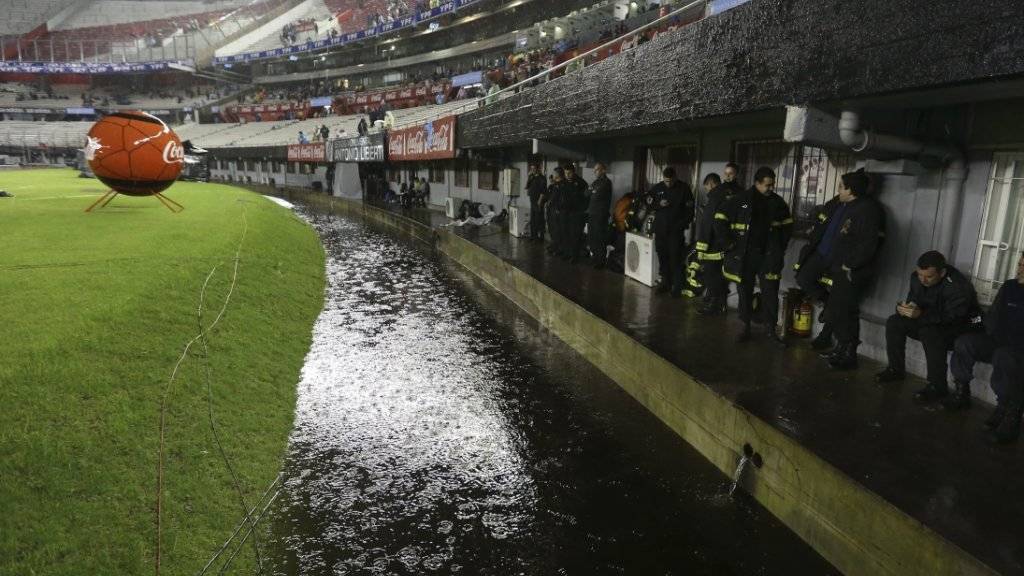 Wegen heftigen Regens konnte das WM-Quali-Spiel zwischen Argentinien und Brasilien im Monumental-Stadion von Buenos Aires nicht wie geplant stattfinden