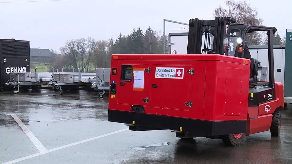 Diesel-Generatoren für die Ukraine im Thurgau verladen