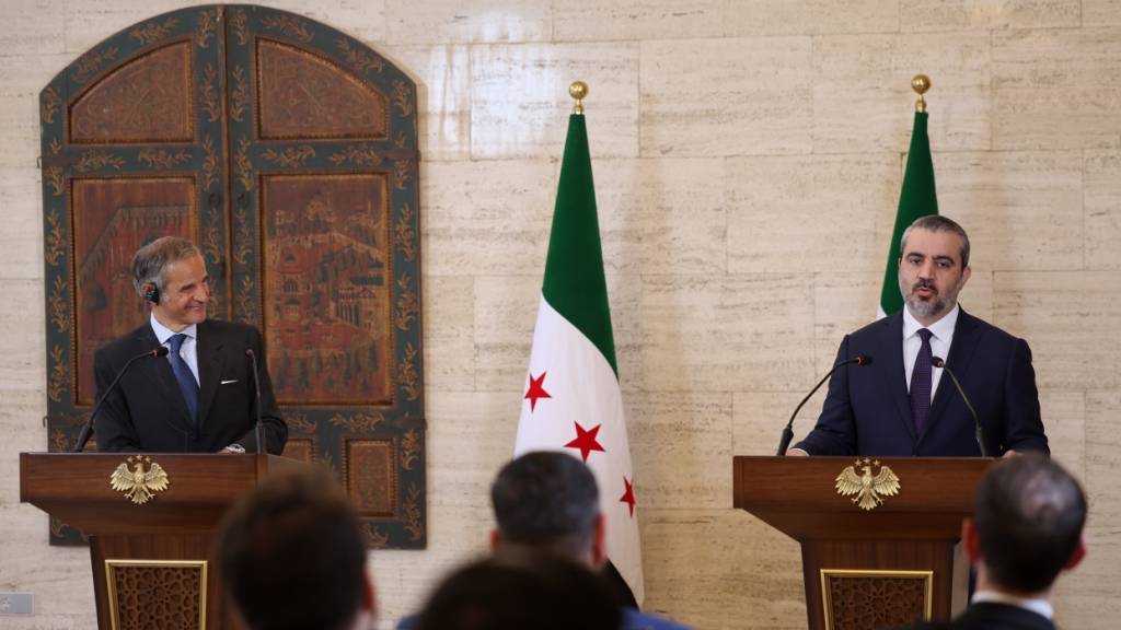 ARCHIV - Rafael Grossi (l), Generaldirektor der Internationalen Atomenergie-Organisation  (IAEA), und der syrische Außenminister Asaad al-Schaibani bei einer Pressekonferenz. Die syrische Regierung lässt das geheime Atomprogramm unter dem früheren Präsidenten al-Assad durch UN-Atomwächter aufarbeiten. Foto: Ghaith Alsayed/AP/dpa (Archivbild)