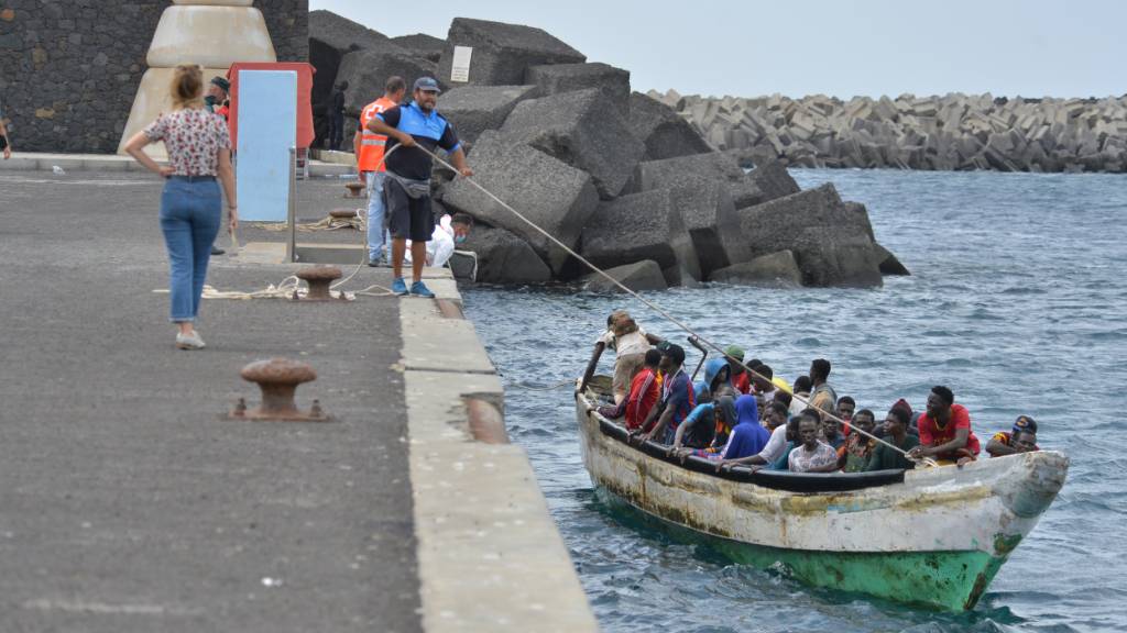 ARCHIV - Migranten kommen im Jahr 2023 in einem Boot im Hafen von La Restinga auf der Insel El Hierro an. Innerhalb weniger Stunden haben Einsatzkräfte nun 516 Personen, die vor den Kanarischen Inseln in Seenot geraten waren, gerettet. Foto: Europa Press/Europapress/dpa