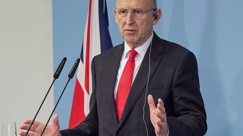 ARCHIV - John Healey, Verteidigungsminister aus Großbritannien, spricht anlässlich seines Besuchs in Berlin auf einer Pressekonferenz im Bundesverteidigungsministerium. Seine Gesprächsthemen mit dem deutschen Amtskollegen Pistorius umfassen die deutsch-britische Zusammenarbeit im Bereich der Sicherheit und Verteidigung, die Zusammenarbeit im Rahmen der NATO sowie das Engagement an der Ostflanke der Allianz, die Unterstützung der Ukraine sowie Rüstungsangelegenheiten. Foto: Jörg Carstensen/dpa