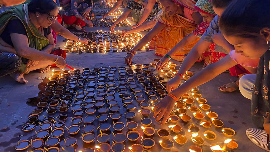 Über 900.000 irdene Lampen wurden angezündet und brannten 45 Minuten lang, als die nordindische Stadt Ayodhya versuchte ihren Guinness-Weltrekord für das Anzünden von Öllampen im Rahmen des Diwali-Festes, dem hinduistischen Lichterfest, aufrechtzuerhalten. Foto: Rajesh Kumar Singh/AP/dpa