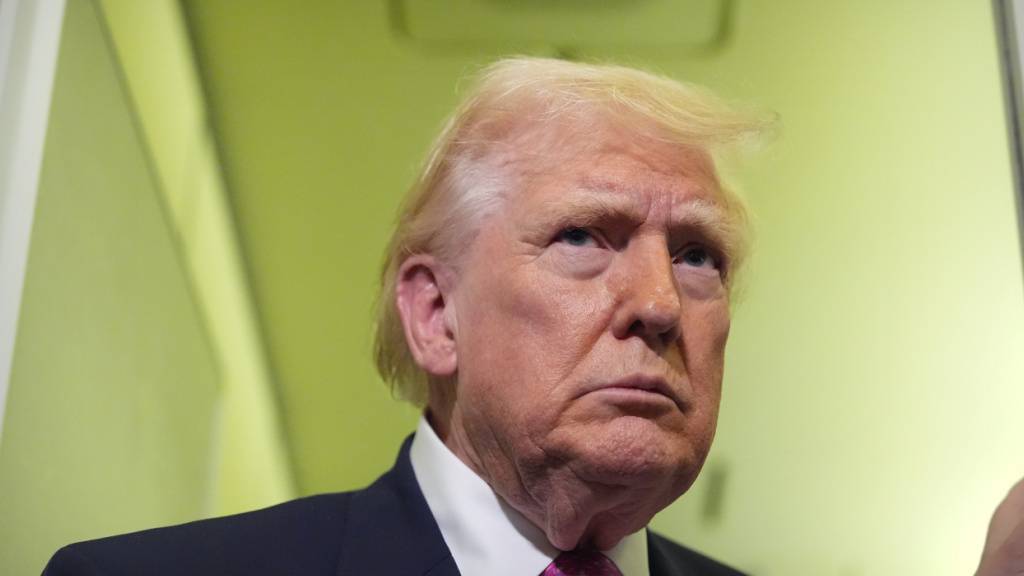 ARCHIV - US-Präsident Donald Trump spricht zu Reportern an Bord der Air Force One. Foto: Mark Schiefelbein/AP/dpa