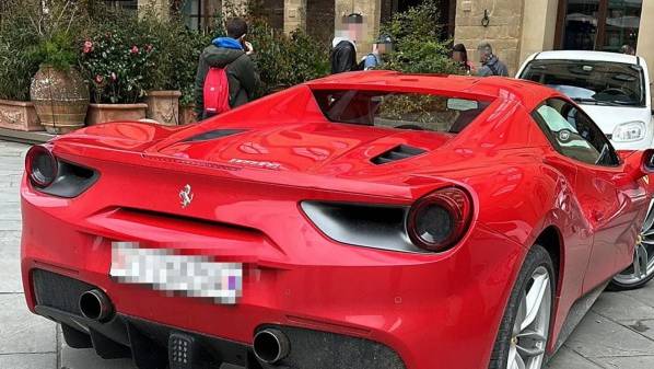 Ferrari-Fahrer brettert mit Schweizer Nummernschild über Piazza in Florenz