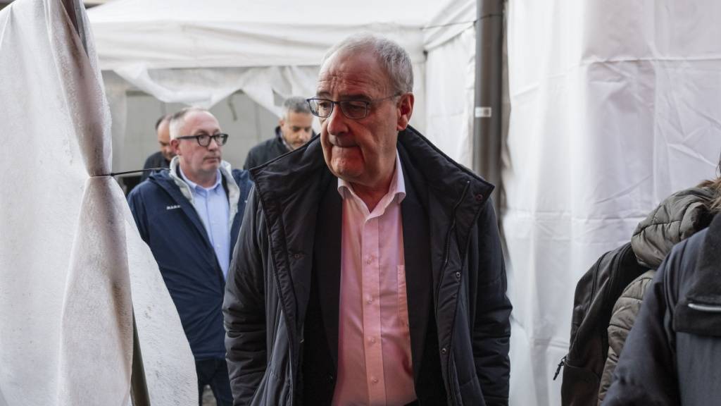 Bundespräsident Guy Parmelin besuchte am 1. Januar 2026 den Unglücksort in Crans-Montana. (Archivbild)