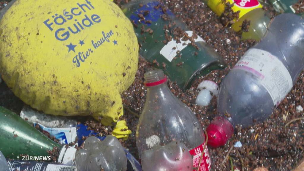 Eine Mulde voll Abfall aus der Limmat gefischt