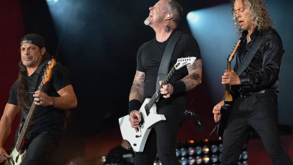 Die Metallica-Musiker Robert Trujillo, James Hetfield and Kirk Hammett (v.l.n.r.) freuen sich über ihr neues Album «Hardwired... To Self-Destruct». (Archivbild)