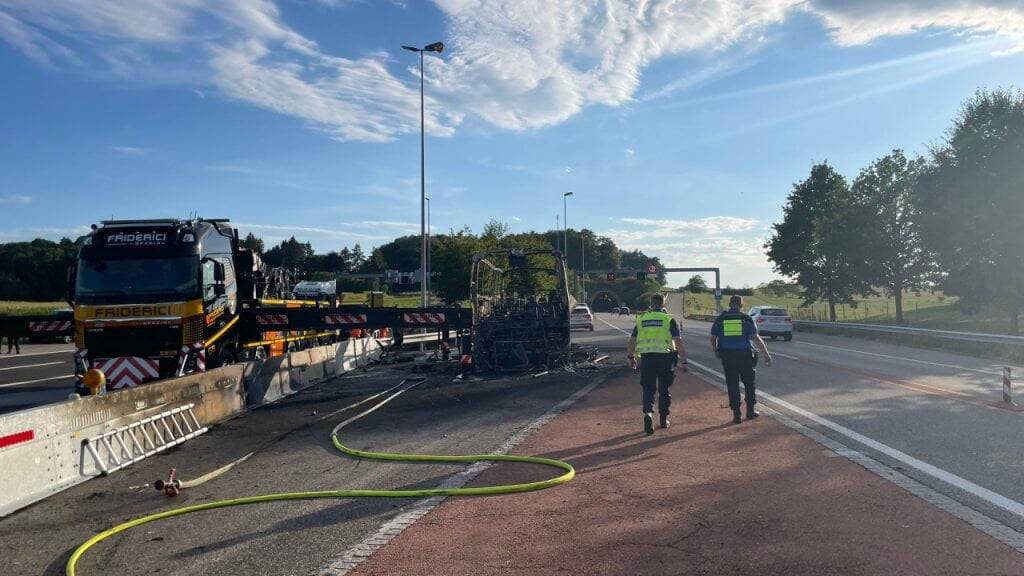 Auf der Autobahn A1 im Kanton Waadt ist am Dienstagnachmittag ein Reisecar fast vollständig in Flammen aufgegangen. Die Insassen konnten das Fahrzeug rechtzeitig verlassen.