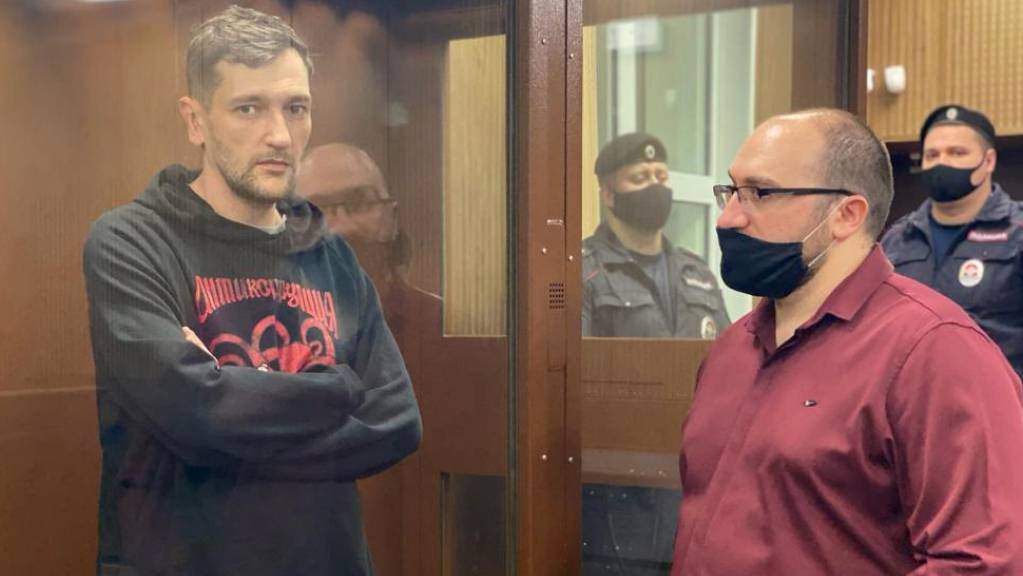 Alexej Nawalnys jüngerer Bruder Oleg (l) nimmt an einer Kautionsanhörung im Moskauer Bezirksgericht Twerskoj teil.