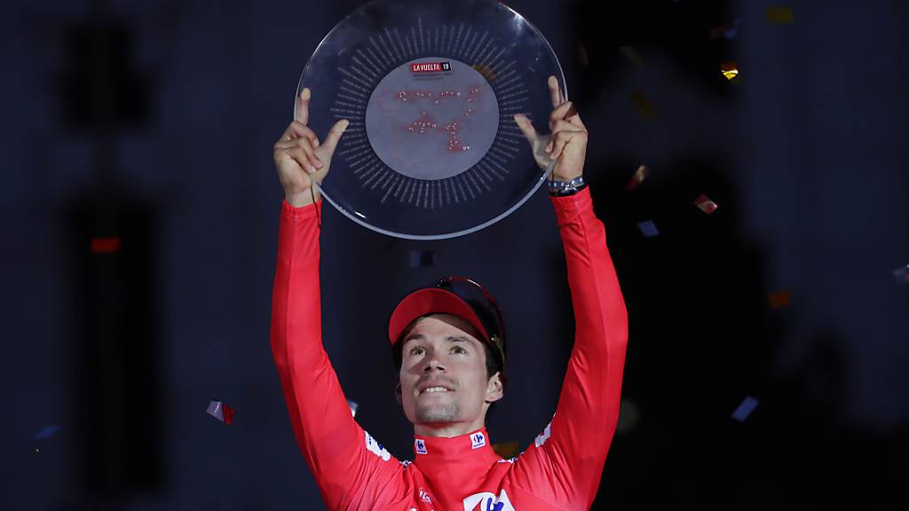 Primoz Roglic stemmt in Madrid den Siegerpokal der Vuelta in die Höhe