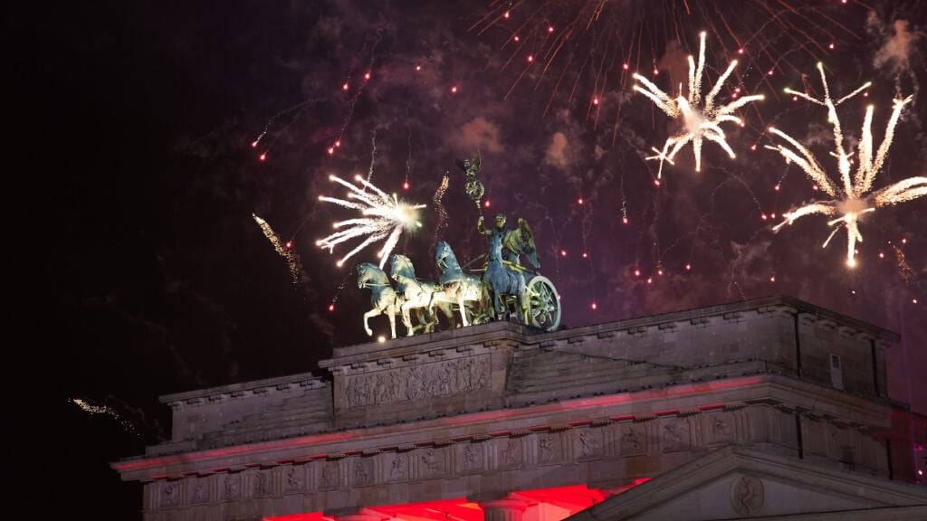 ARCHIV - Zum Jahreswechsel wird vor dem Brandenburger Tor ein riesiges Feuerwerk abgefeuert. Foto: Jörg Carstensen/dpa