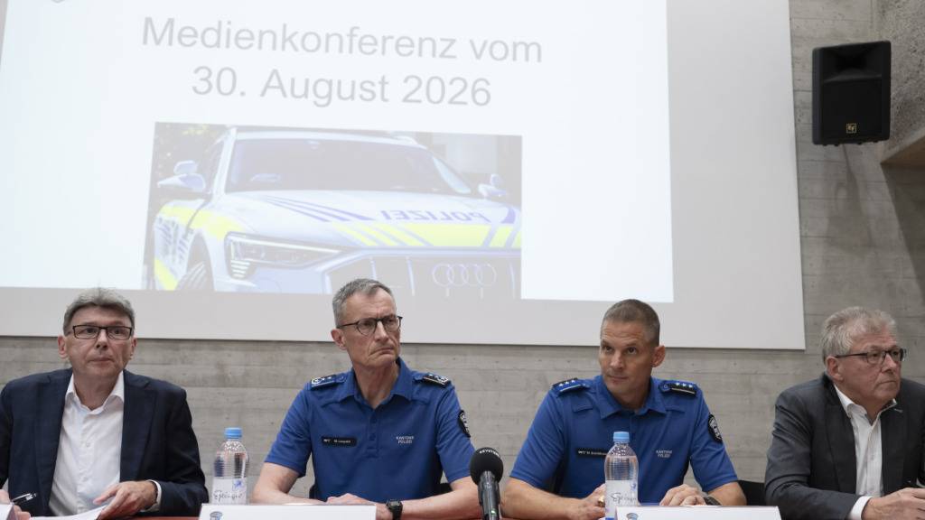 «Wir werden die Ressourcen einsetzen, die nötig sind, um dieses Ereignis aufzuklären. Es ist schwerwiegend, es ist sehr schwerwiegend», sagt Oberstaatsanwalt Philipp Umbricht (ganz rechts im Bild) am Sonntagabend.