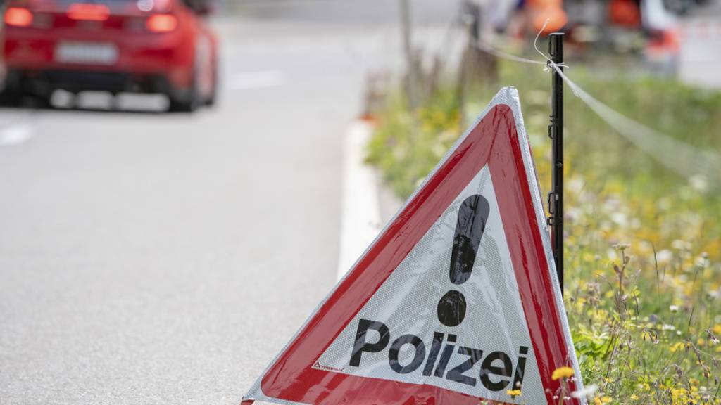 Die Berner Kantonspolizei rückte am Samstag zu einem schweren Bikeunfall in Lenk im Simmental aus. (Archivbild)